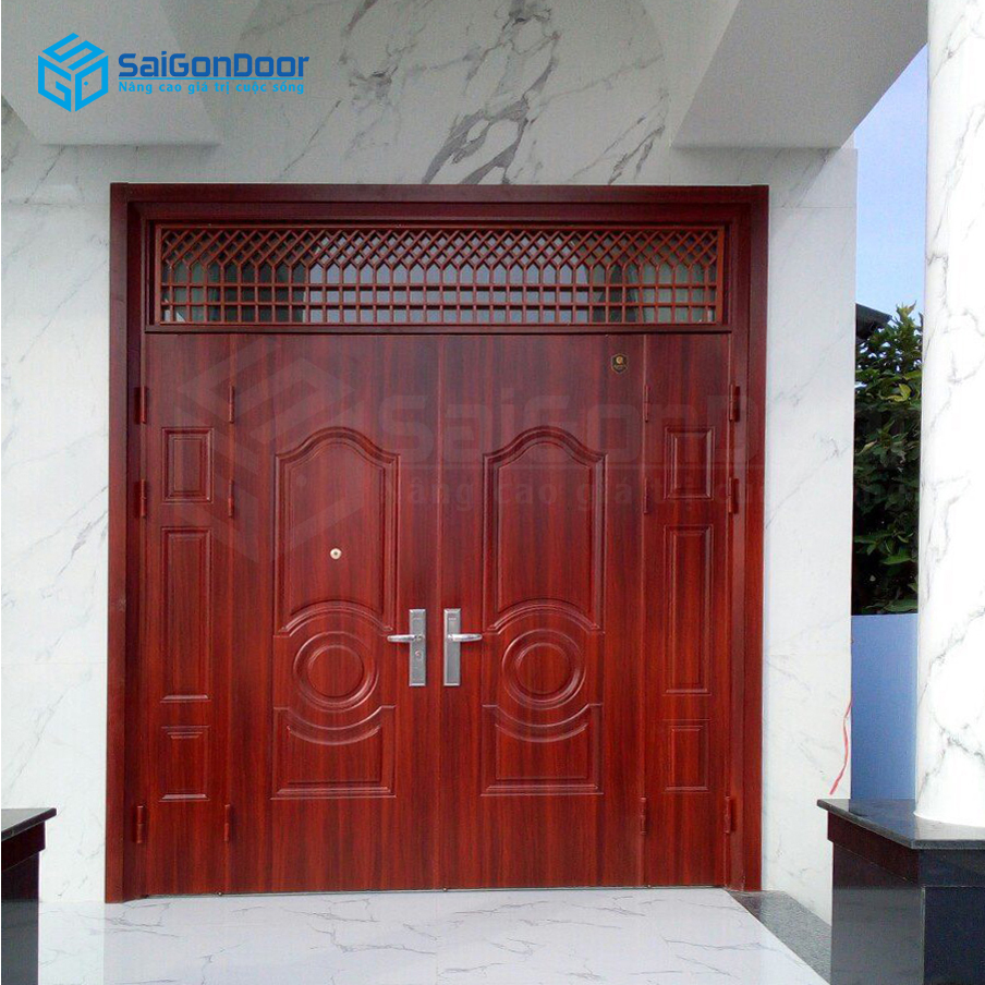 Chất liệu cửa sử dụng là thép vân gỗ giúp cửa chống chịu được thời tiết khá tốt